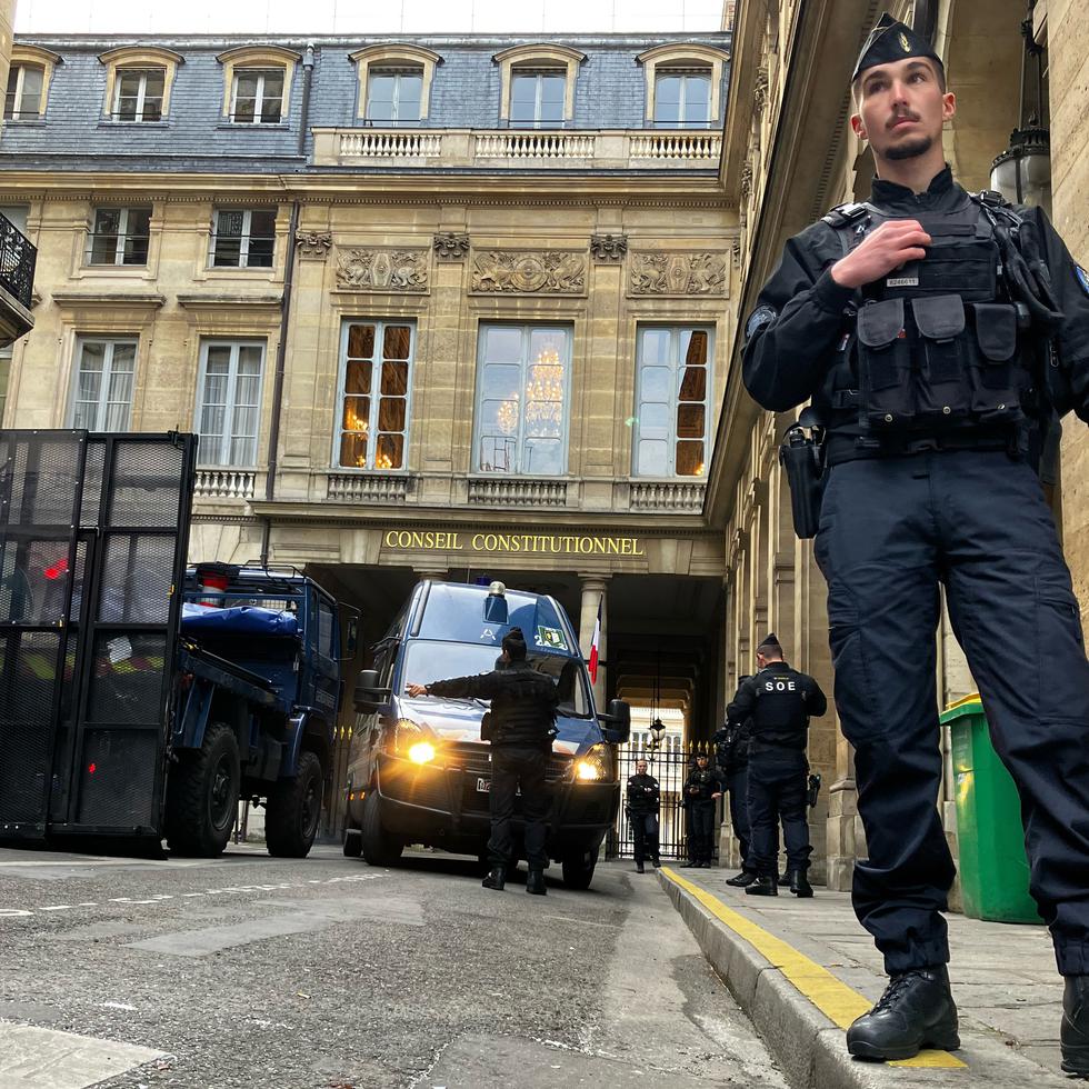 Agentes de la policía custodian alrededores del Consejo Constitucional, antes de su resolución acerca de la reforma de las pensiones aprobada por el gobierno del presidente Emmanuel Macron, en París, Francia.