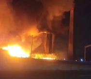 En esta imagen, tomada de un video proporcionado por Mikey B, se muestra un incendio cerca de una planta química, el 14 de enero de 2022 en Passaic, Nueva Jersey.