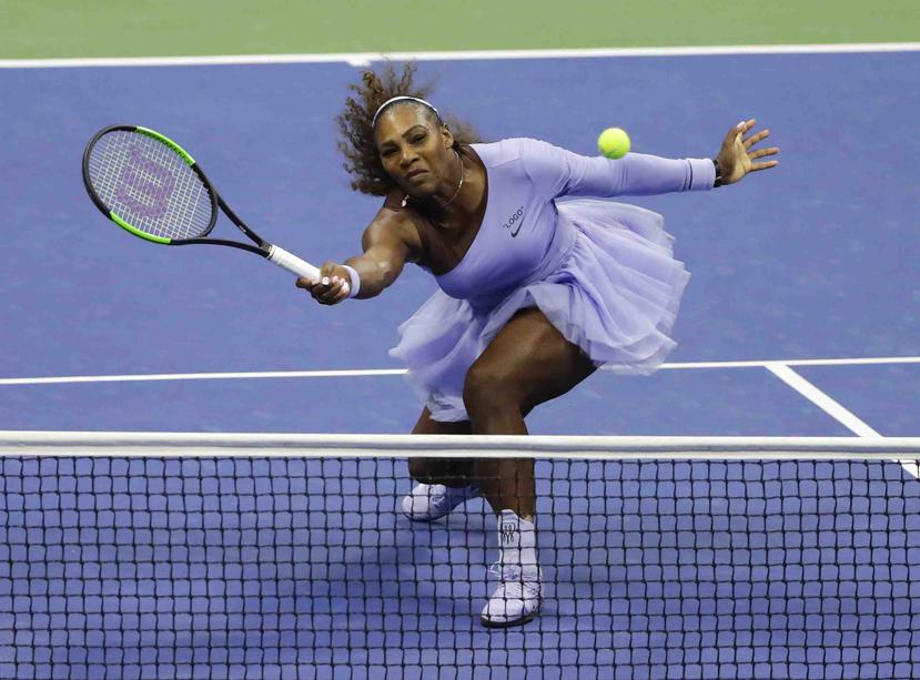Serena Williams le devuelve un tiro a Anastasija Sevastova, durante las semifinales del Abierto de Estados Unidos, en Nueva York. (AP)