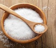 Se debe disminuir el consumo de sal, que aumenta el riesgo de cáncer gástrico. (Shutterstock.com)