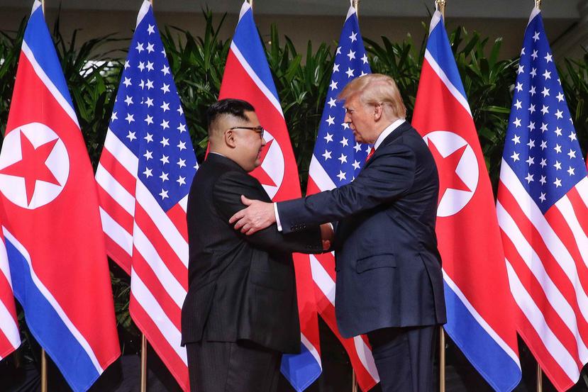 Trump  Kim  firmaron hoy, martes, un acuerdo conjunto por el que se comprometen a trabajar “hacia la completa desnuclearización de la Península de Corea”. (AP)