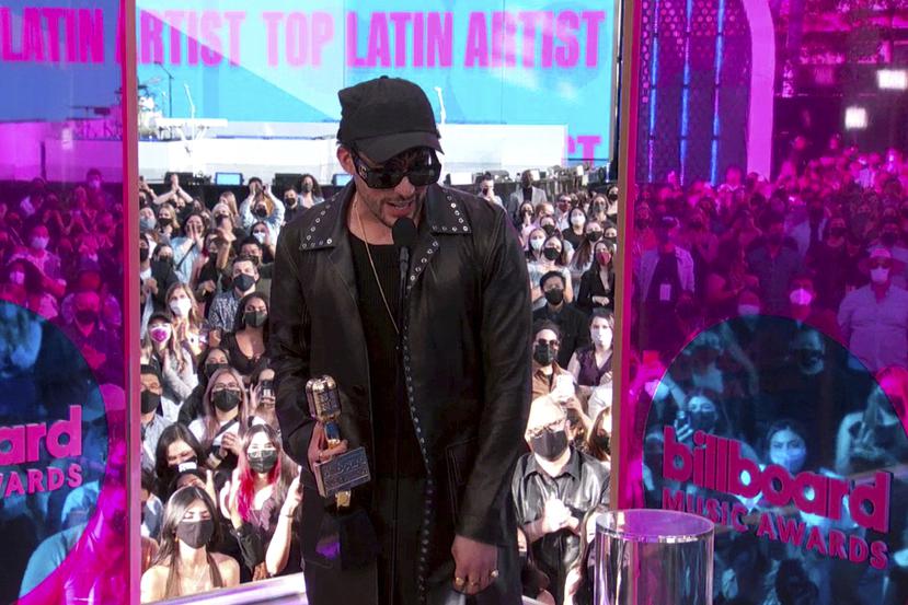 Bad Bunny recibe el Premio Billboard de la Música al mejor artista latino.