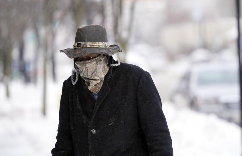 Marvin Hooks utiliza una máscara para protegerse del frío mientras camina en North Street, Massachusetts. (AP)