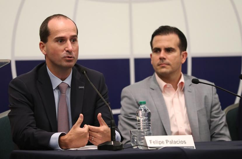 Felipe Palacios de Abbvie junto al gobernador Ricardo Rosselló.