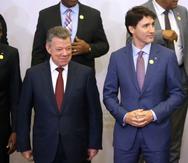 El primer ministro canadiense, Justin Trudeau, derecha, el presidente colombiano Juan Manuel Santos, al centro, y el presidente haitiano Jovenel Moise. (AP)