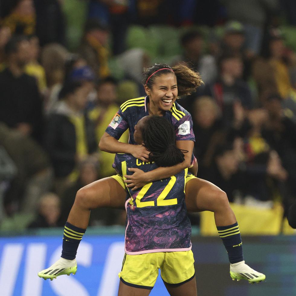 La colombiana Leicy Santos, arriba, y su compañera Daniela Caracas celebran tras la victoria 1-0 ante Jamaica.