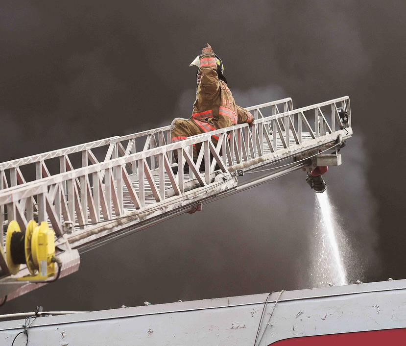 El primer piso de la casa estaba envuelto en llamas cuando llegaron los bomberos . (GFR Media)