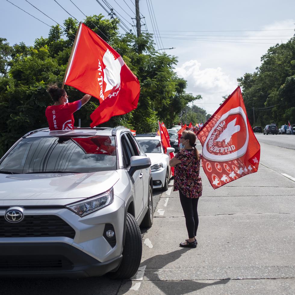 Dos seguidoras del PPD sujetan banderas de la Pava durante la caravana del cierre de campaña de las pasadas elecciones.