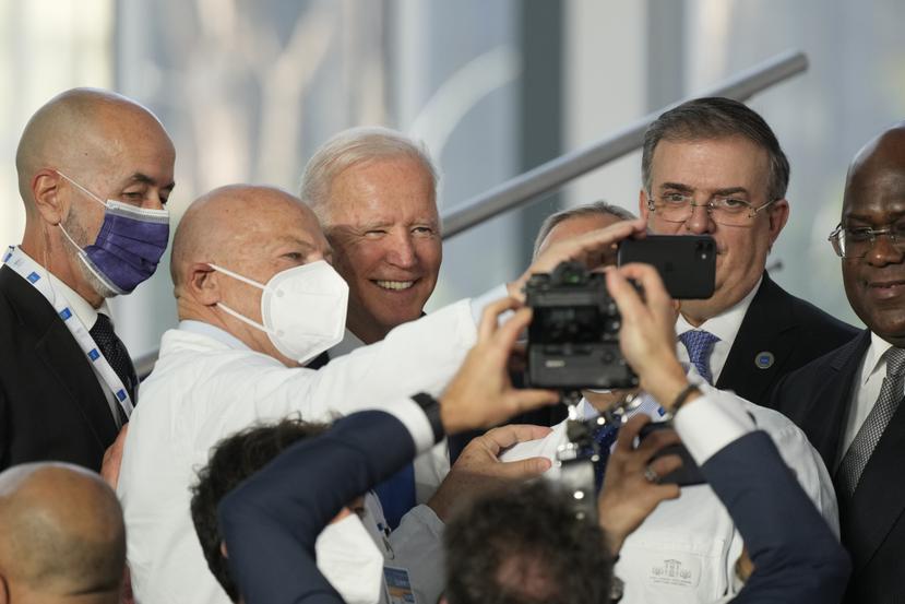 El presidente Joe Biden posa en Italia con otros líderes mundiales durante el G20.