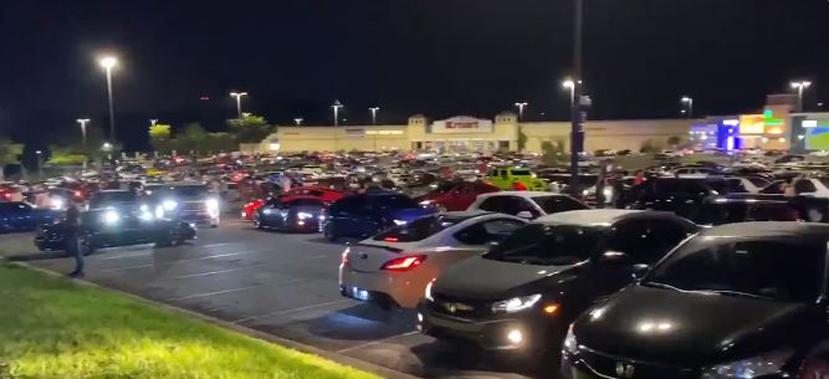 El director de la Oficina de Investigaciones del Departamento de Salud, Javier Hernández, indicó que había "cientos de vehículos" y personas en la reunión en el estacionamiento del centro comercial de los Oulets de Montehiedra, sin precauciones contra el COVID-19.