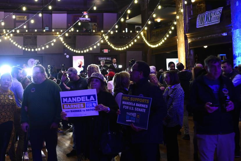 Partidarios del vicegobernador de Wisconsin, Mandela Barnes, observan los resultados en la noche electoral.