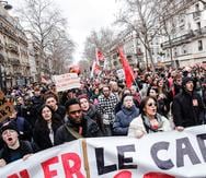 París.- Miles de manifestantes recorrieron hoy de nuevo las calles de París en señal de protesta contra la reforma de pensiones que impulsa el Gobierno. EFE/EPA/TERESA SUAREZ.

