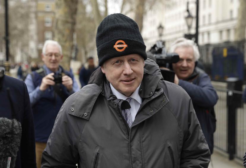 El exsecretario británico de Relaciones Exteriores Boris Johnson sale de una reunión en la oficina del gabinete, en Londres, el 19 de marzo de 2019. (AP/Matt Dunham)