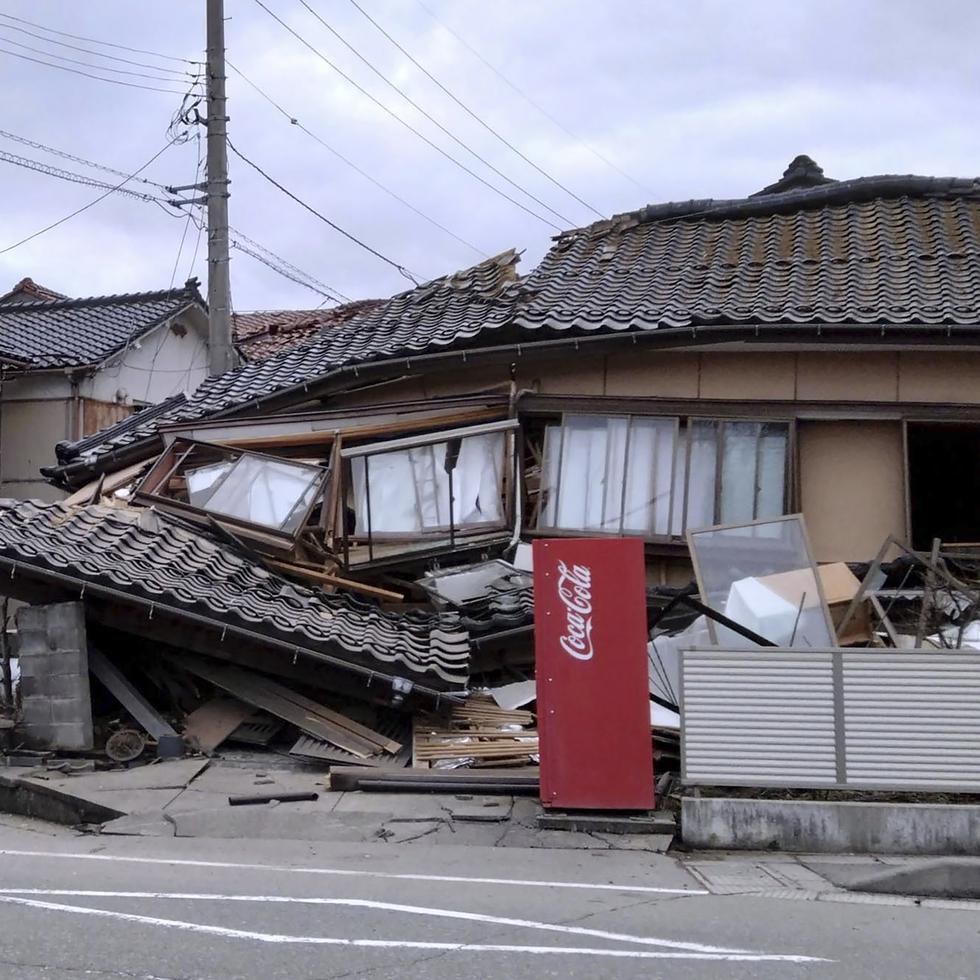 Parte del techo de esta casa colapsó en Wajima.