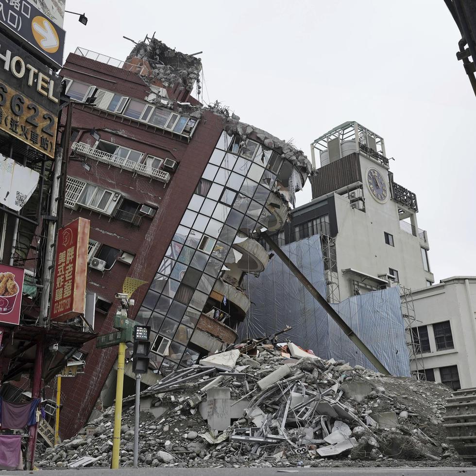 Un edificio que se inclinó agudamente debido a un intenso terremoto está siendo demolido el sábado en la ciudad de Hualien, Taiwán.
