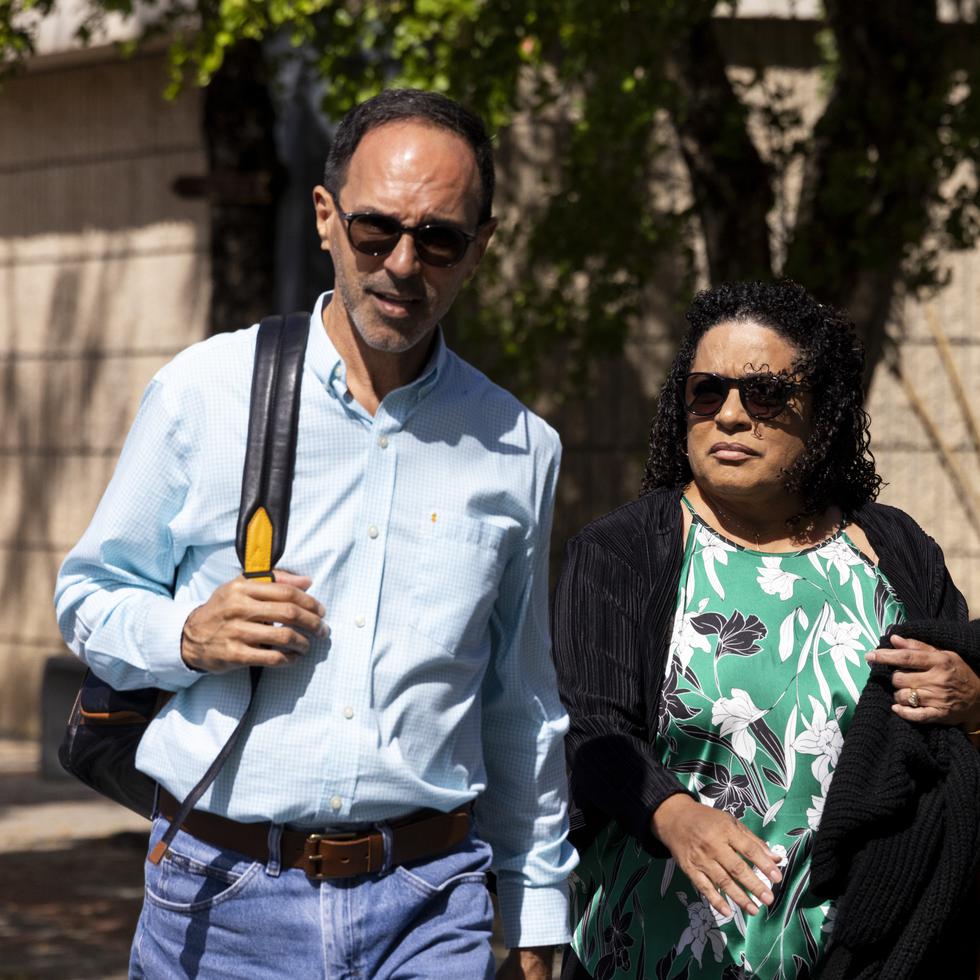 La Fiscalía federal reiteró que Orlando Montes Rivera (izq) tenía conocimiento del esquema de soborno y comisiones ilegales de su esposa, la exrepresentante María Milagros "Tata" Charbonier Laureano (der).