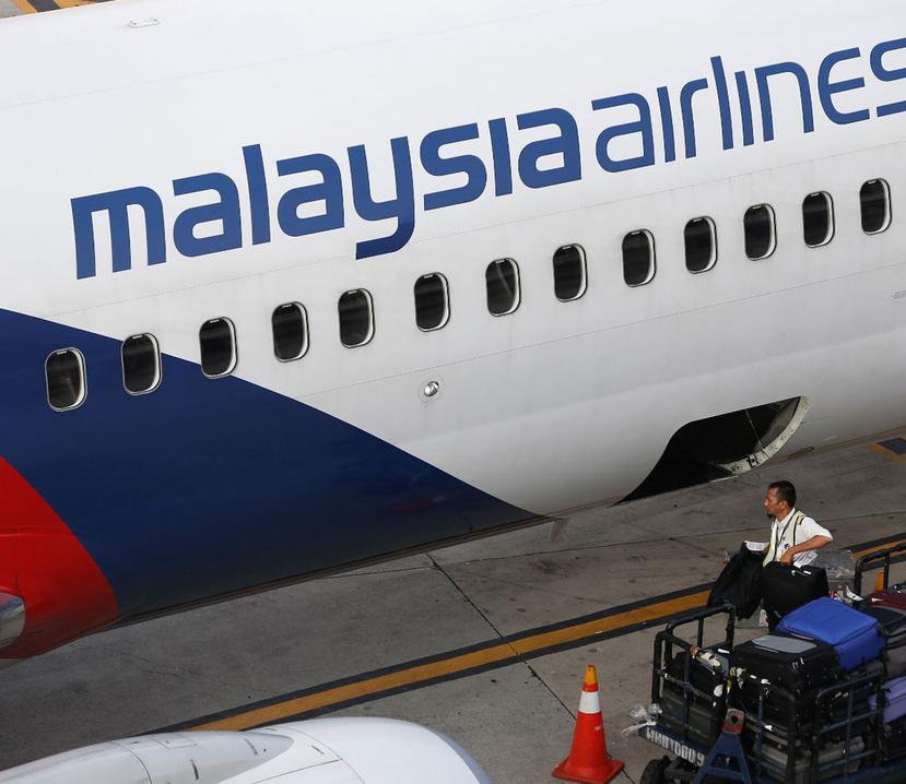 Malaysia Airlines comenzó el proceso para pagar compensaciones luego de que el gobierno malasio declarase la desaparición de la aeronave como un accidente. (AP)
