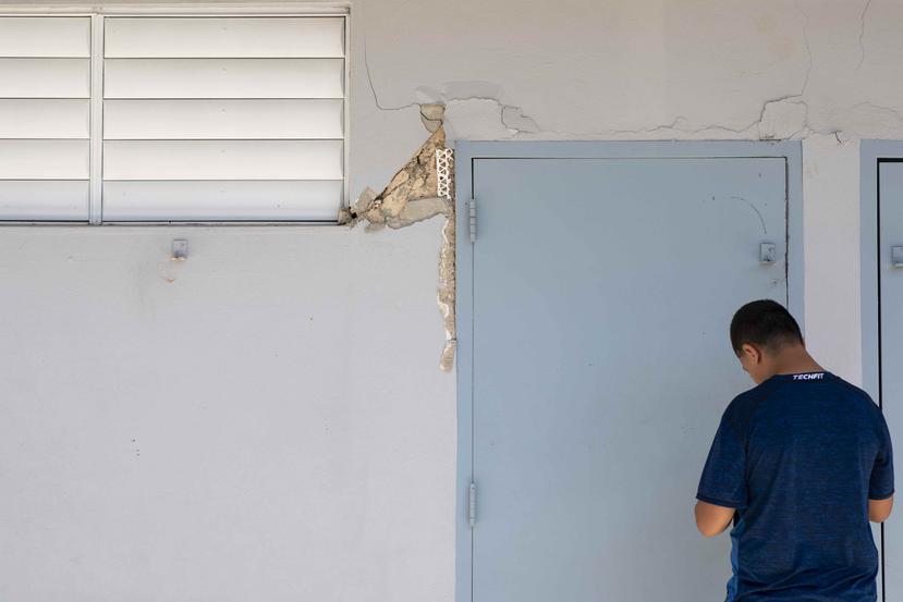Una columna con daños en la escuela Ernesto Ramos Antonini.