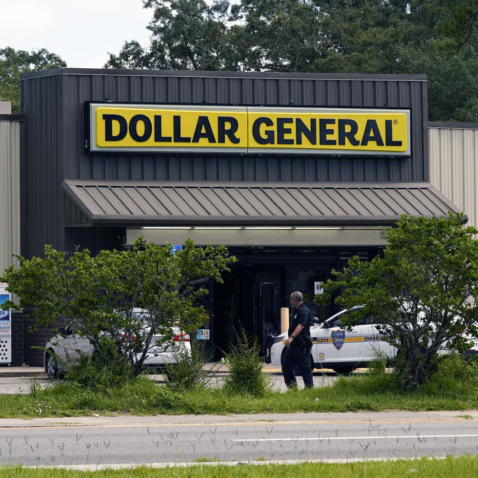 Agentes policiales siguen investigando el domingo 27 de agosto de 2023 en la tienda Dollar General donde se perpetró un tiroteo el día anterior, en Jacksonville, Florida.