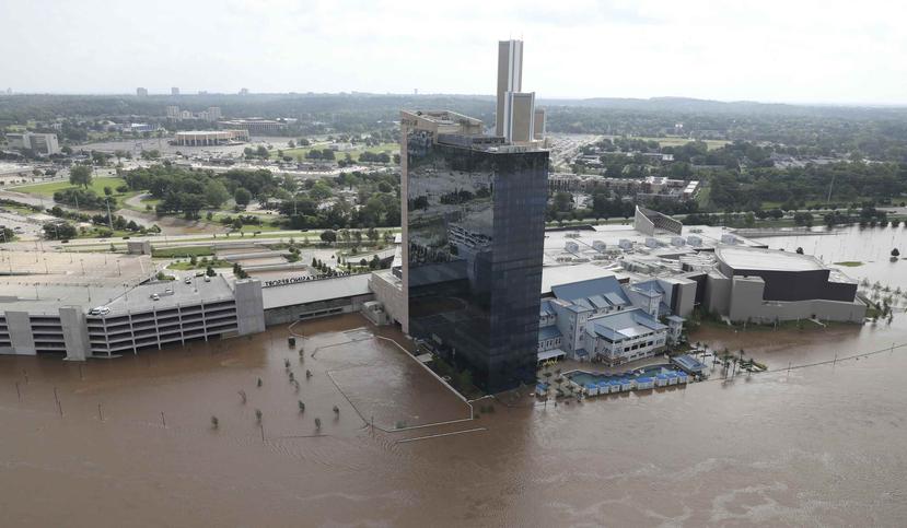 El Hotel y Casino River Spirit está rodeado por una inundación cerca del río Arkansas en Tulsa, Oklahoma. (Tom Gilbert/Tulsa World vía AP)