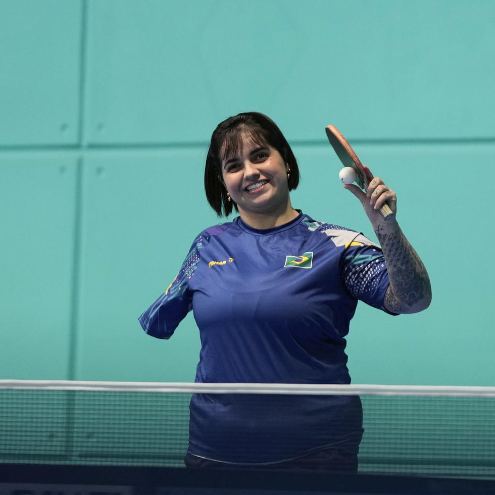 La brasileña Bruna Alexandre compite en tenis de mesa no solo en eventos del ciclo paralímpico, sino que está buscando su clasificación a las Olimpiadas de París 2024 y está jugando en los Juegos Panamericanos de Santiago 2023 en lugar de los Parapanamericanos.