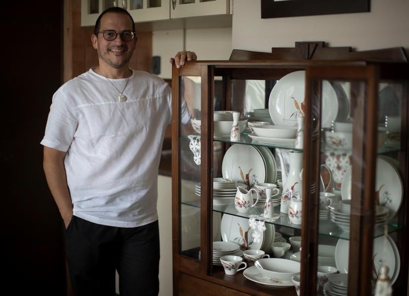 José Luis Colón González con parte de la extensa colección de piezas y vajillas de Caribe China que engalanan su residencia y que han inspirado sus investigaciones sobre las mismas.