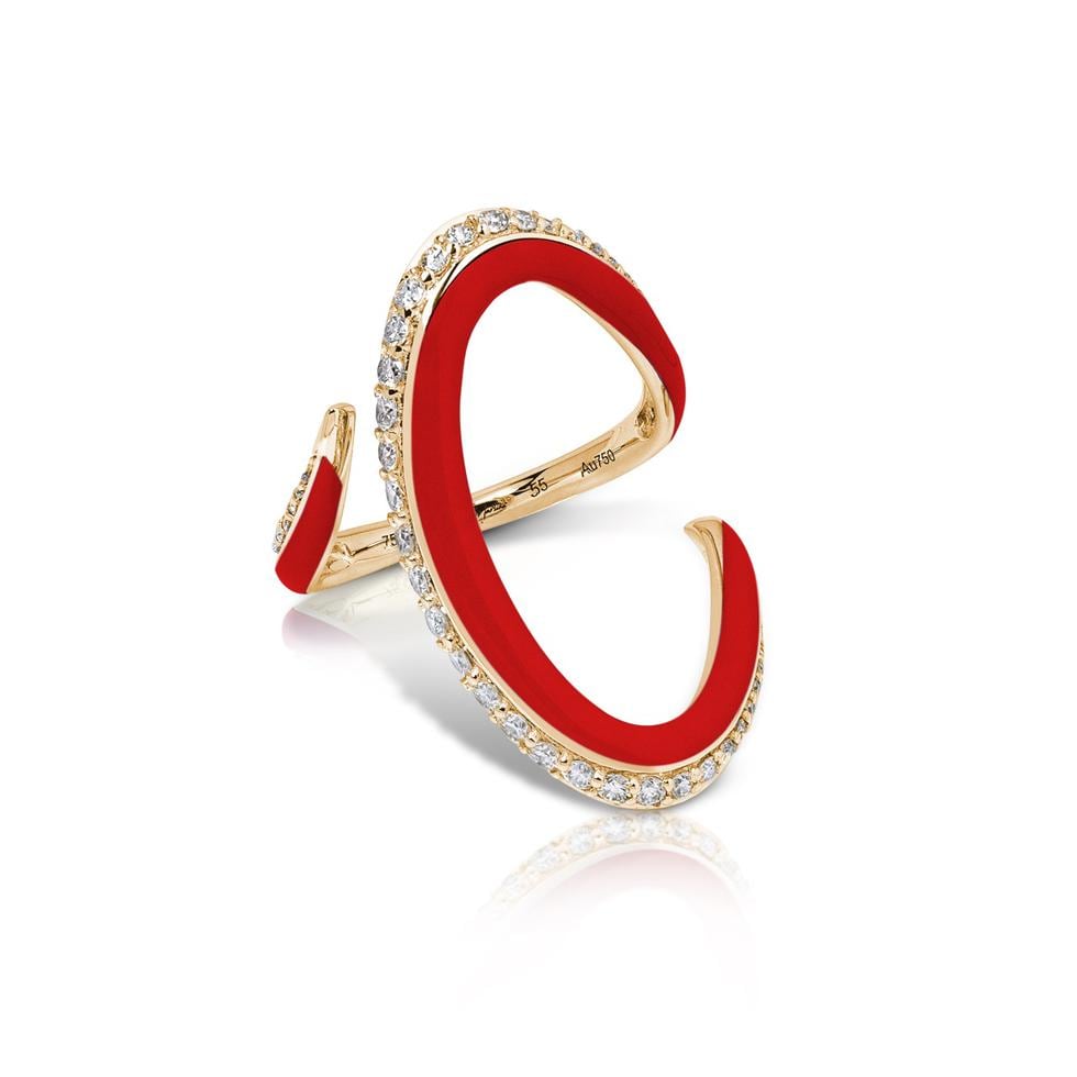 Sortija de oro de 18 kilates con brillantes y detalles en esmalte rojo, de la colección Calatrava, de Susana Martins, disponible exclusivamente en Lido Jewelers.