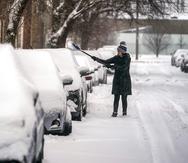Emilia Emig retira la nieve de su automóvil en el vecindario North Side, en Pittsburgh, Pensilvania.