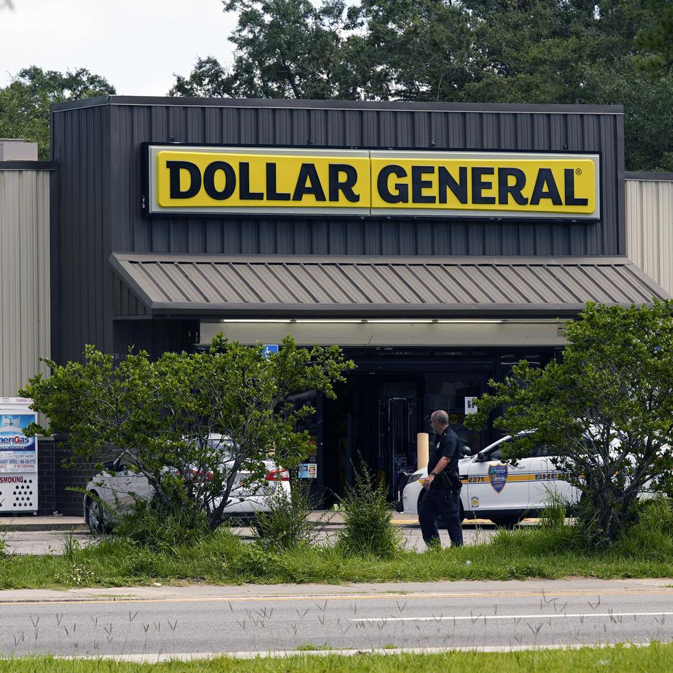 Agentes policiales siguen investigando el domingo 27 de agosto de 2023 en la tienda Dollar General donde se perpetró un tiroteo el día anterior, en Jacksonville, Florida.