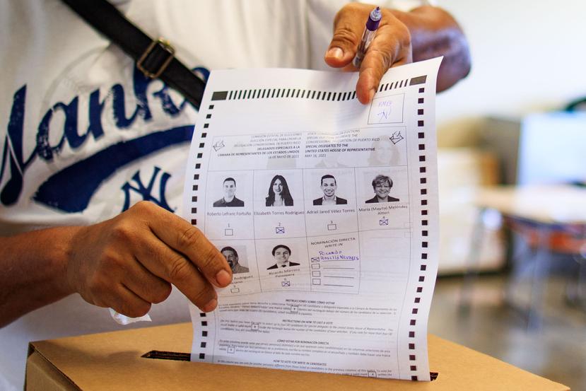 Un elector muestra su voto por nominación directa por Ricardo Rosselló.