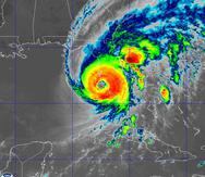 Imagen infrarroja del satélite GOES-East que muestra el ojo del huracán Ian entrando por el condado Lee, en el estado de Florida, el 28 de septiembre de 2022.