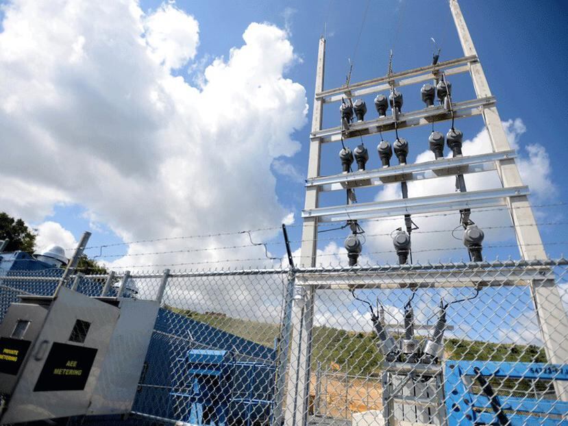 La energía pasa a un transformador de la Autoridad de Energía Eléctrica (AEE)y de ahí a los postes del tendido eléctrico a través de una línea de distribución de 38,000 voltios. (ana.abruna@gfrmedia.com)