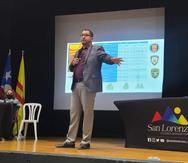 Jaime Alverio, alcalde de San Lorenzo, durante una reunión en el municipio para regular el horario de los comercios.
