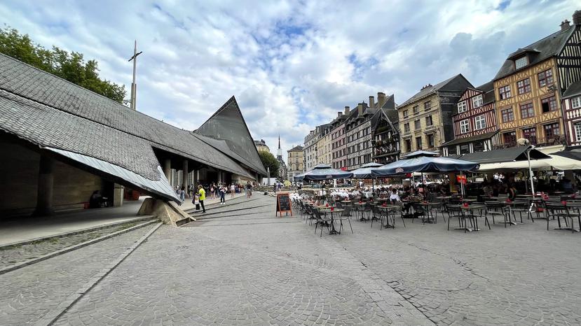 A la izquierda, fachada y techo de la Iglesia Santa Juana de Arco, en la ciudad de Rouen. (Gregorio Mayí/Especial para GFR Media)