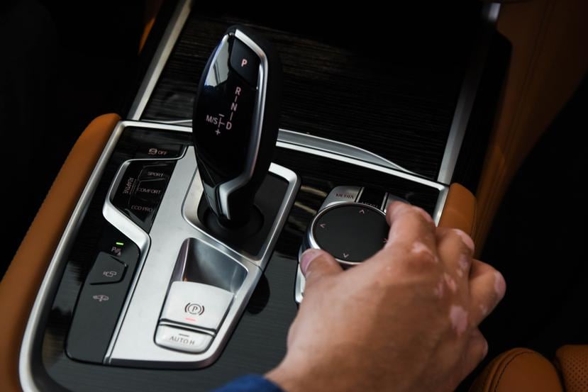Detalle del sistema iDrive del BMW Serie 7 2021 en el concensionario Autogermana, en San Juan, Puerto Rico. (Enid M. Salgado)