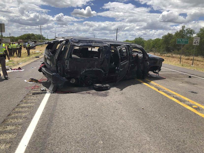 En esta imagen tuiteada por David Caltabiano de la televisora KABB/WOAI puede apreciarse una camioneta destrozada en la carretera 85 en Big Wells, Texas, tras estrellarse mientras huía de la Patrulla Fronteriza, el domingo 17 de junio de 2018. (AP)