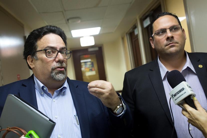 El representante Denis Márquez (a la izquierda) dijo que se presentó prueba robusta y convincente en contra de Rodríguez Ruiz. Lo acompaña, en la foto, el presidente de la Comisión cameral de Ética, José Banchs Alemán.