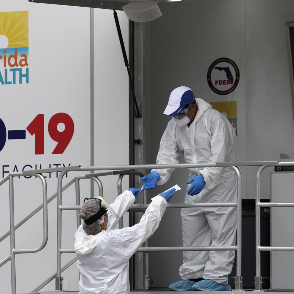 Trabajadores de salud en un sitio de pruebas COVID-19 durante la pandemia de coronavirus, el viernes 17 de julio de 2020 en Miami Beach, Florida. (AP Foto/Lynne Sladky)