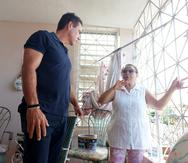 Orlando Bravo, izquierda, ha estado activo en algunas de las visitas a comunidades afectadas por Fiona. En la foto, dialoga con una residente de su pueblo natal, Mayagüez.