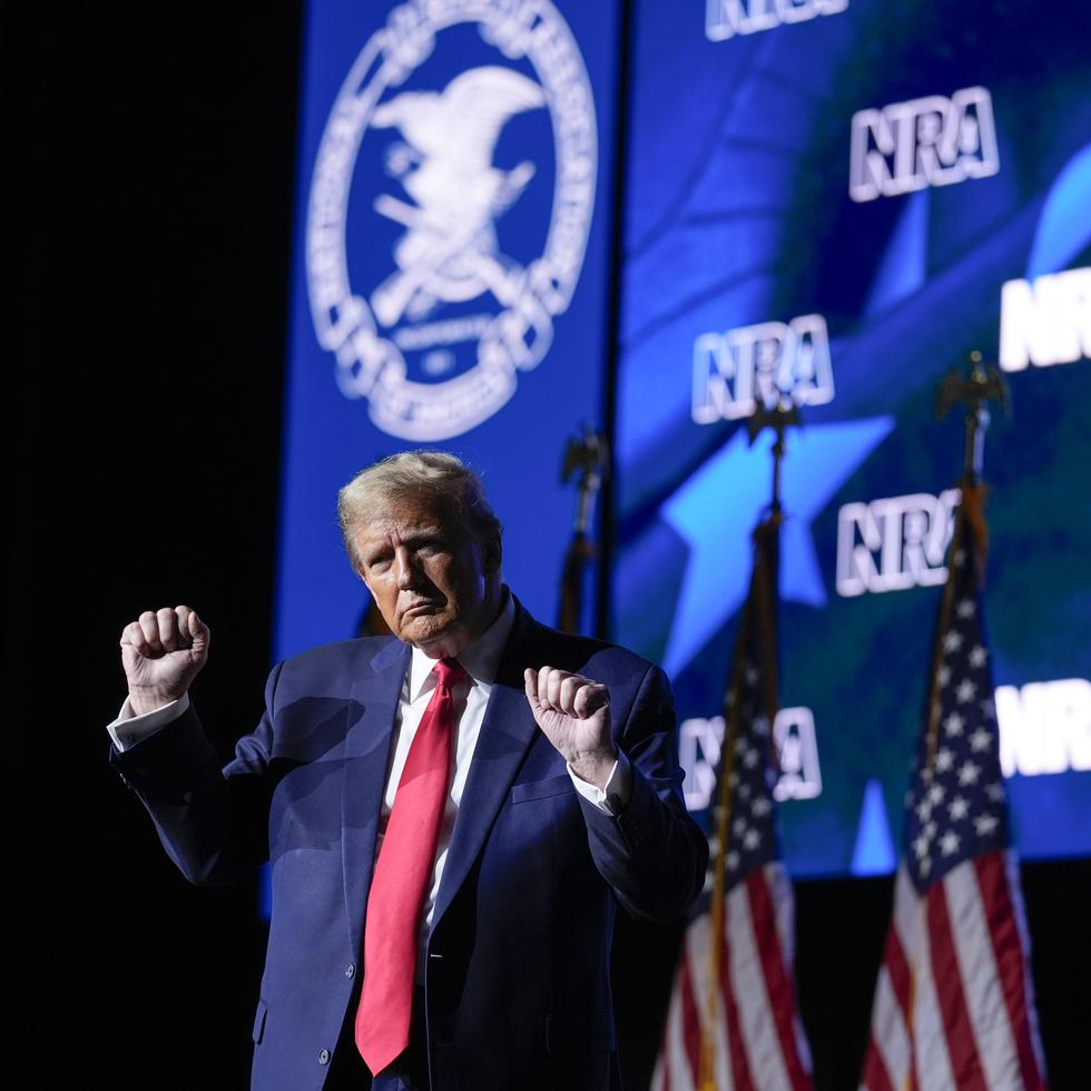 El expresidente Donald Trump baila tras hablar en el Foro Presidencial de la Asociación Nacional del Rifle, en Harrisburg, Pensilvania.