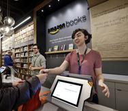 Con Amazon Books en Seattle, Washington, la empresa de ventas en línea dio el salto al mundo físico, y tras su apertura, muchas librerías desaparecieron. (AP / Elaine Thompson)