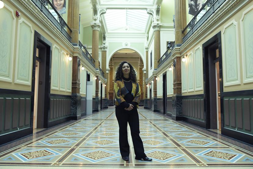 La curadora boricua posa en uno de los pasillos de la galería ubicada en el corazón de Washington D.C.