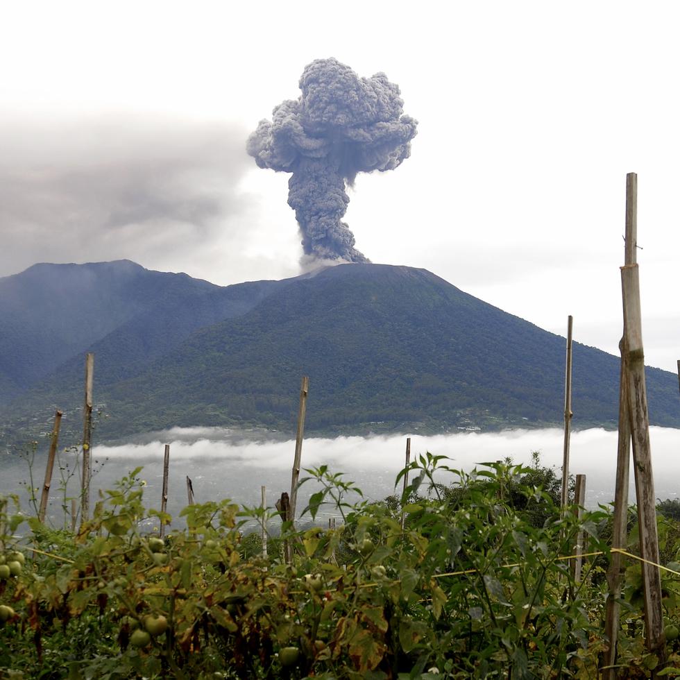 El volcán Marapi lanzó una columna de ceniza y humo a 3,000 metros por encima de su cráter.