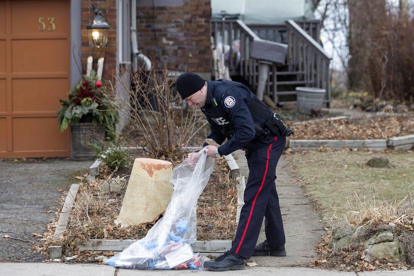 La Policía de Toronto investiga en los jardines de las viviendas donde trabajaba el acusado (AP).