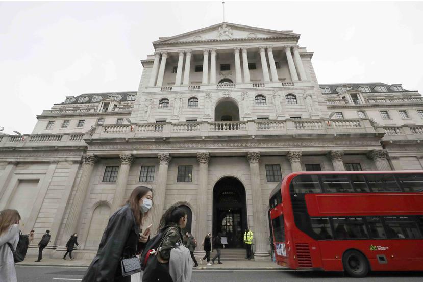 Peatones caminando frente al Banco de Inglaterra en Londres. (AP)
