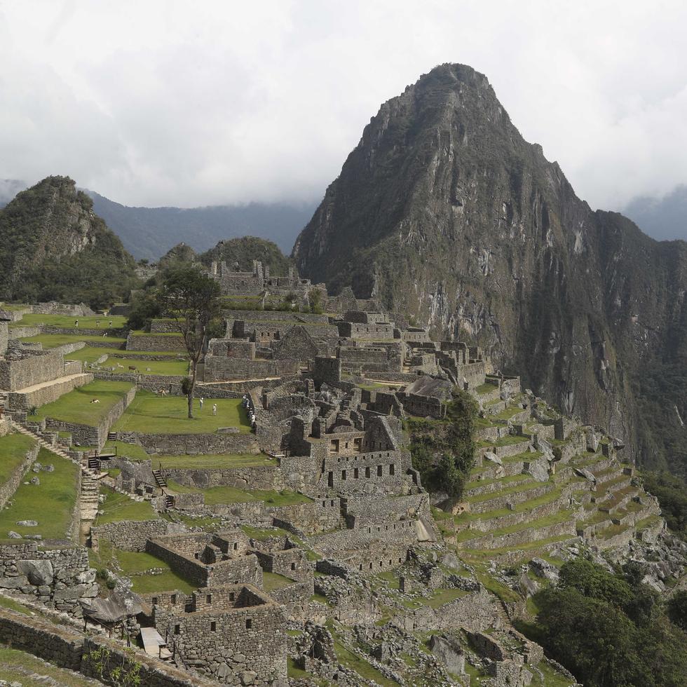 El sitio arqueológico de Machu Picchu sin turistas durante su cierre por la pandemia de COVID-19, el 27 de octubre de 2020, en el departamento de Cusco, Perú. (AP Foto/Martin Mejia, Archivo)