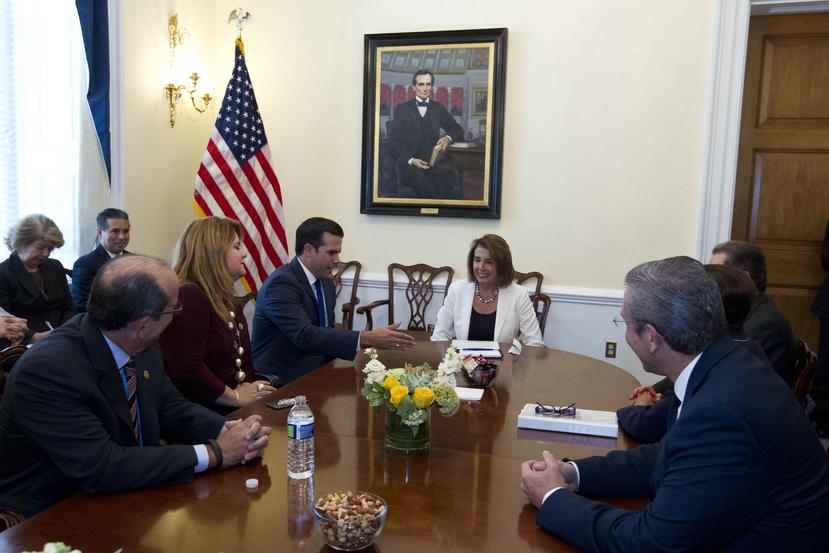 Los integrantes de Frente por Puerto Rico junto a Nancy Pelosi. (José Luis Magana para El Nuevo Día)