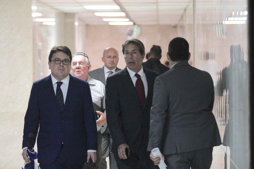 Esteban Pérez Ubieta, derecha, junto a su abogado Carlos Sagardía Abreu; está imputado de corrupción gubernamental.