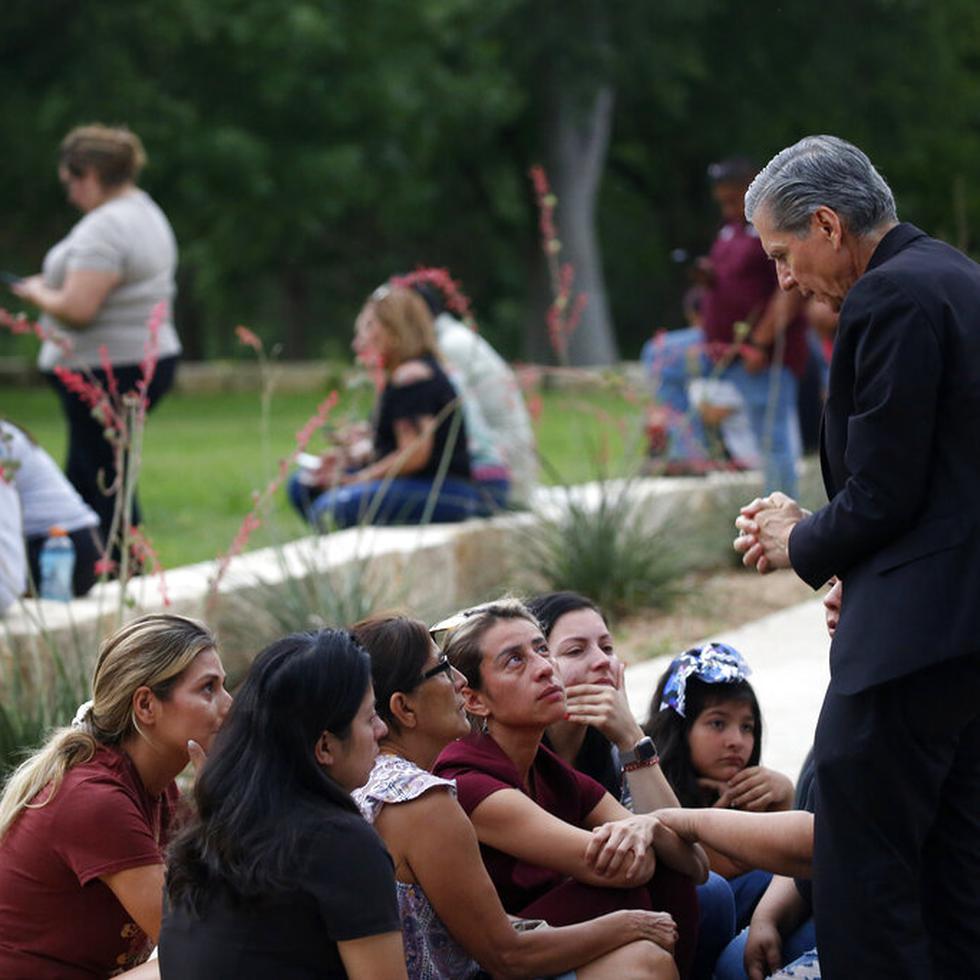 El arzobispo de San Antonio, Gustavo García-Siller, a la derecha, consuela a las familias afuera del Centro Cívico luego del tiroteo mortal en la Escuela Primaria Robb en Uvalde, Texas, el 24 de mayo de 2022.