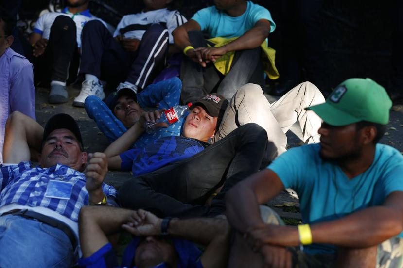 Inmigrantes descansan ante las oficinas de la agencia de derechos humanos de Naciones Unidas, en la Ciudad de México. (AP)